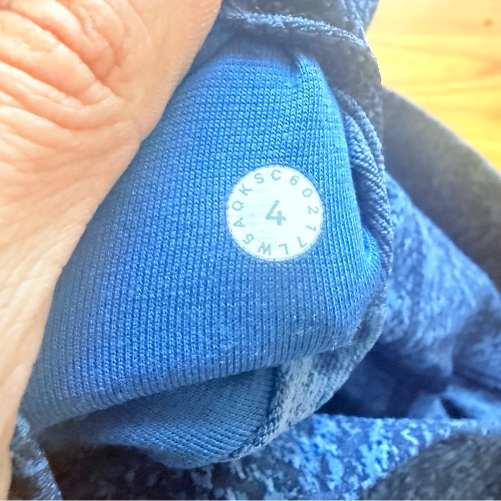LULULEMON WUNDER UNDER Blue Patterned 28” size 4 - Picture 4 of 6